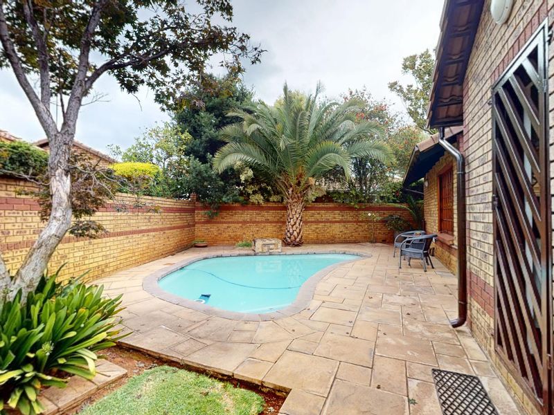 Private and Secure Estate living! - Photo 1