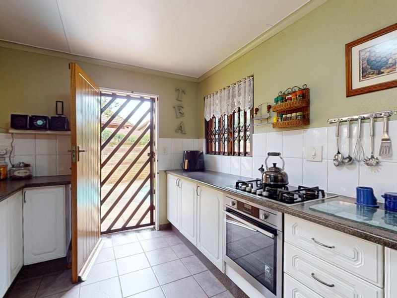 Private and Secure estate living! - Photo 9