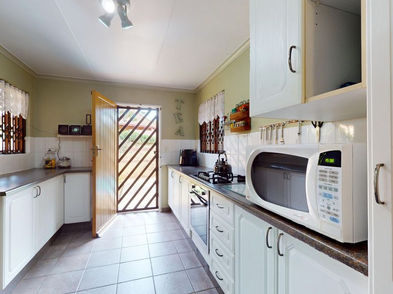 Private and Secure estate living! - Photo 8