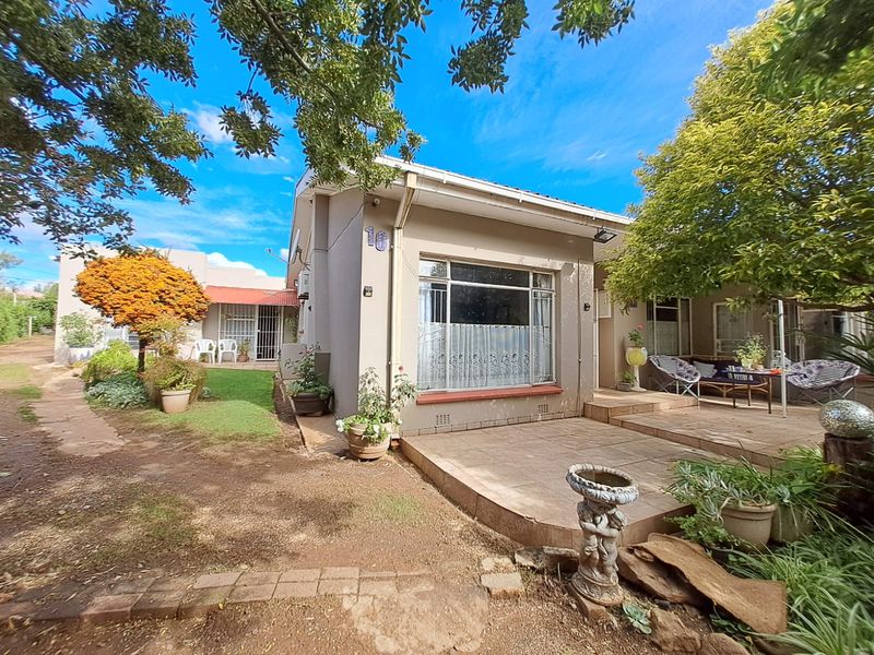 Spacious Family Oasis with Pool, Greenhouse & Separate Flat - Photo 2