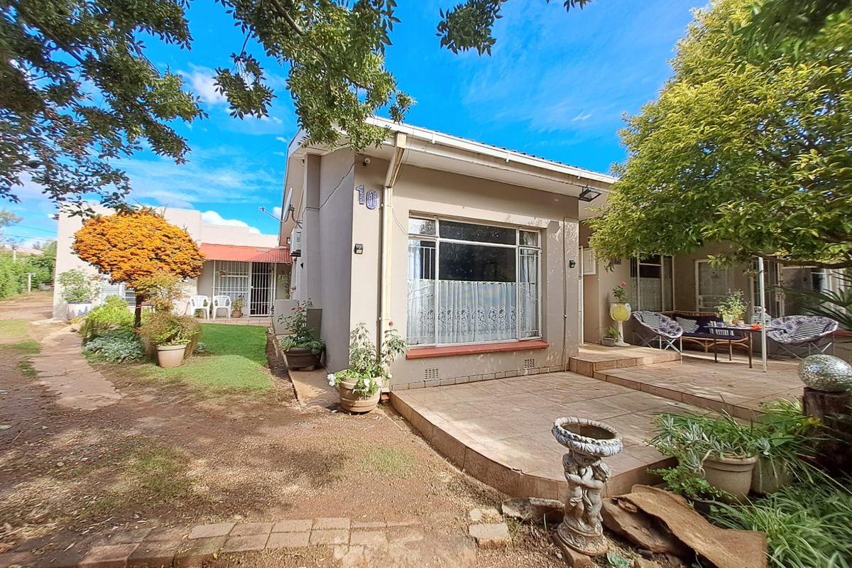 Spacious Family Oasis with Pool, Greenhouse & Separate Flat - Photo 2