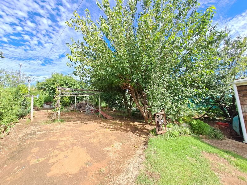 Spacious Family Oasis with Pool, Greenhouse & Separate Flat - Photo 6