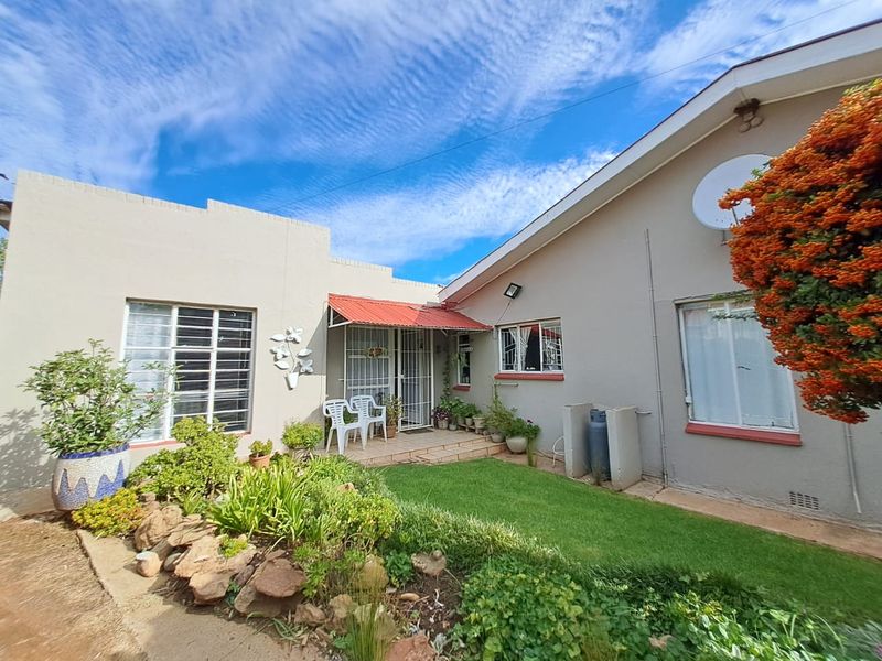 Spacious Family Oasis with Pool, Greenhouse & Separate Flat - Photo 3