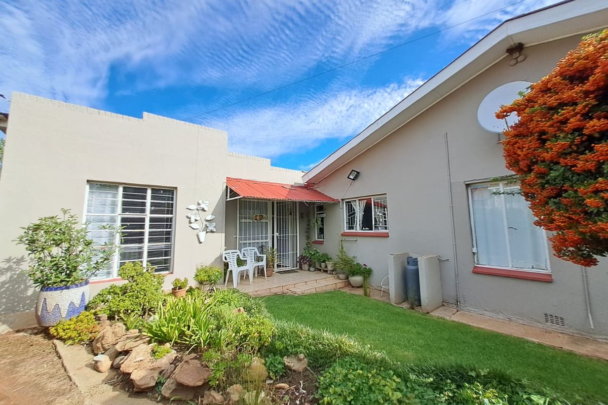 Spacious Family Oasis with Pool, Greenhouse & Separate Flat - Photo 3