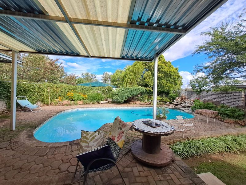 Spacious Family Oasis with Pool, Greenhouse & Separate Flat - Photo 10