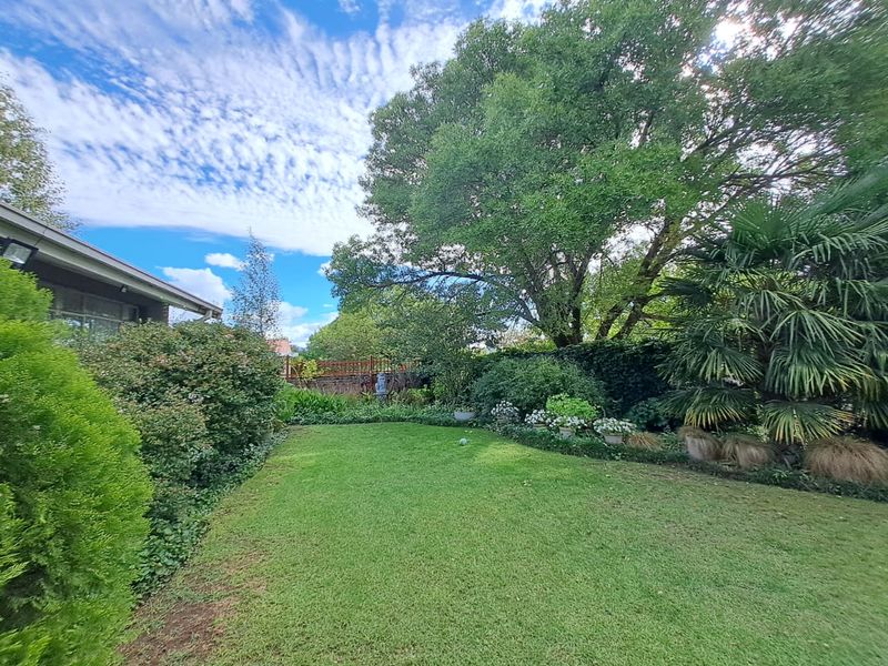 Spacious Family Oasis with Pool, Greenhouse & Separate Flat - Photo 4