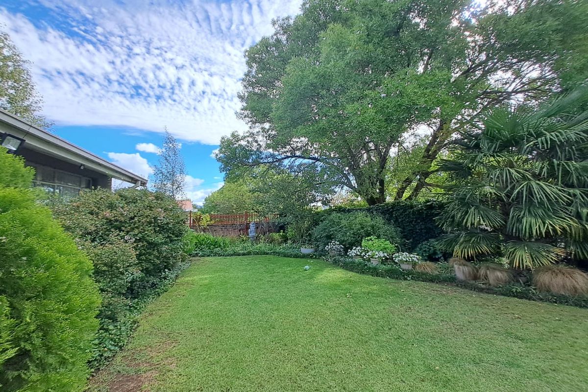 Spacious Family Oasis with Pool, Greenhouse & Separate Flat - Photo 4