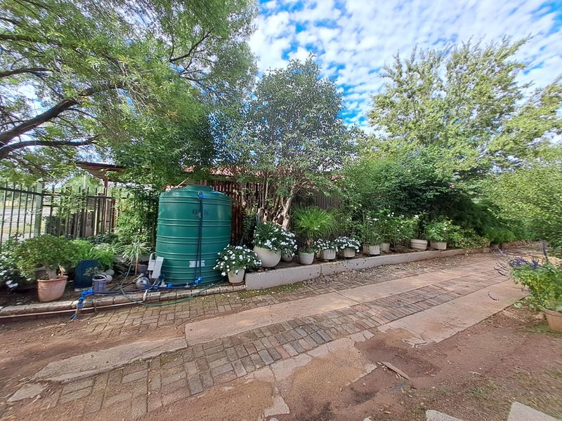 Spacious Family Oasis with Pool, Greenhouse & Separate Flat - Photo 5