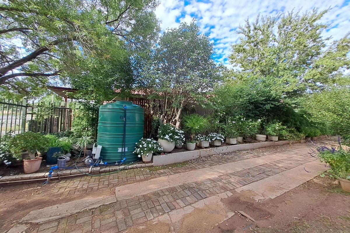 Spacious Family Oasis with Pool, Greenhouse & Separate Flat - Photo 5