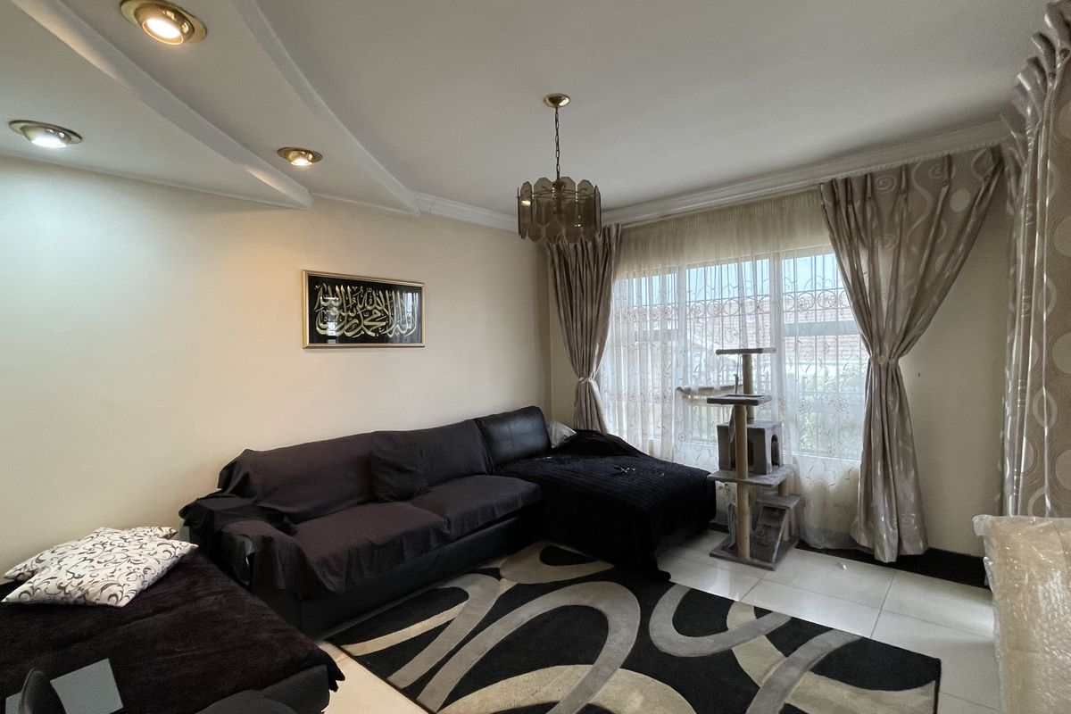 Elegant Family Living in Sought-After Coronet Place - Photo 4