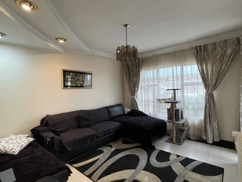 Elegant Family Living in Sought-After Coronet Place - Photo 4