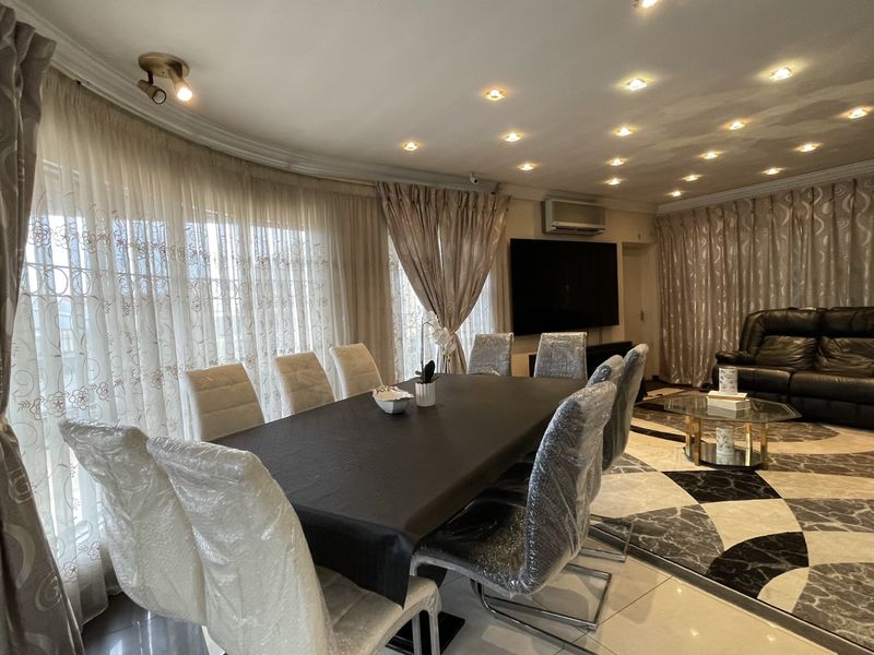 Elegant Family Living in Sought-After Coronet Place - Photo 5