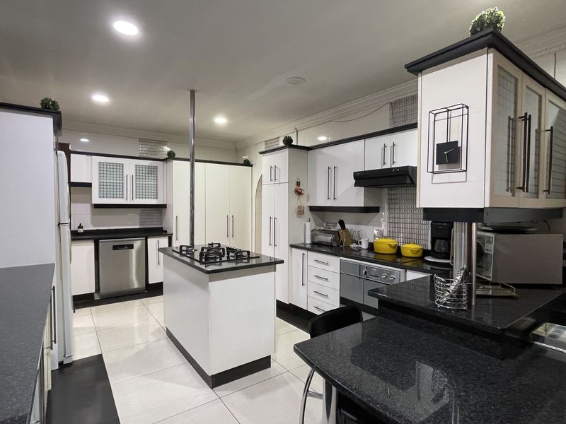 Elegant Family Living in Sought-After Coronet Place - Photo 9