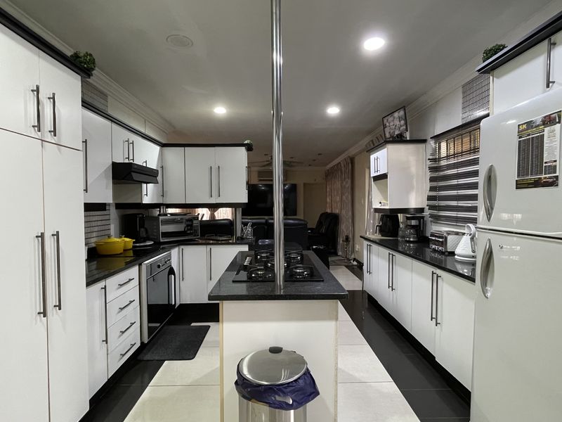 Elegant Family Living in Sought-After Coronet Place - Photo 8