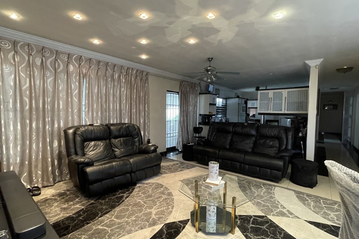 Elegant Family Living in Sought-After Coronet Place - Photo 2