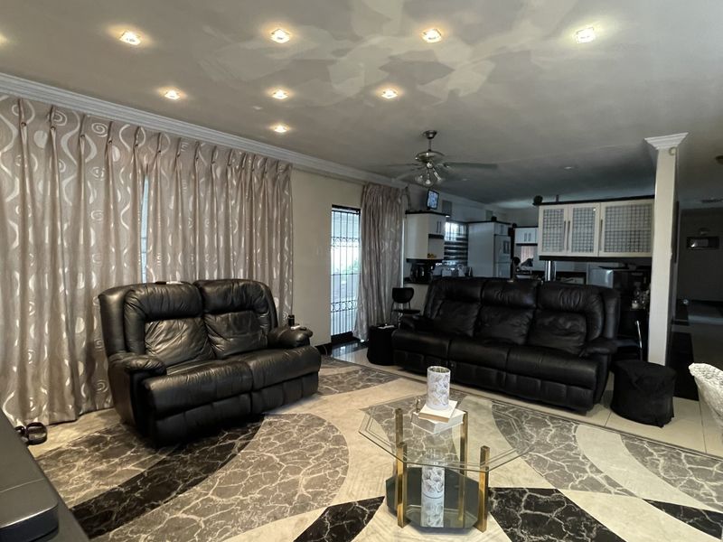 Elegant Family Living in Sought-After Coronet Place - Photo 2