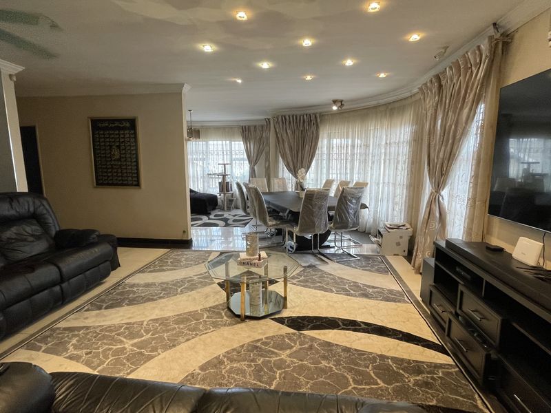 Elegant Family Living in Sought-After Coronet Place - Photo 1