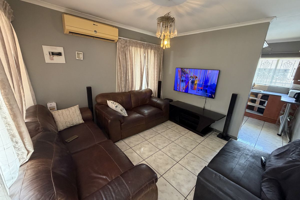 Charming 3-Bedroom Home in Makhado Park, Louis Trichardt. - Photo 5