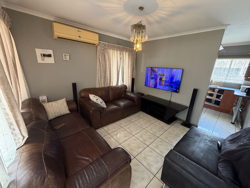 Charming 3-Bedroom Home in Makhado Park, Louis Trichardt. - Photo 5