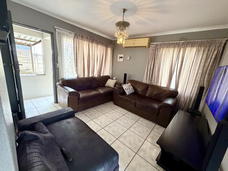 Charming 3-Bedroom Home in Makhado Park, Louis Trichardt. - Photo 9