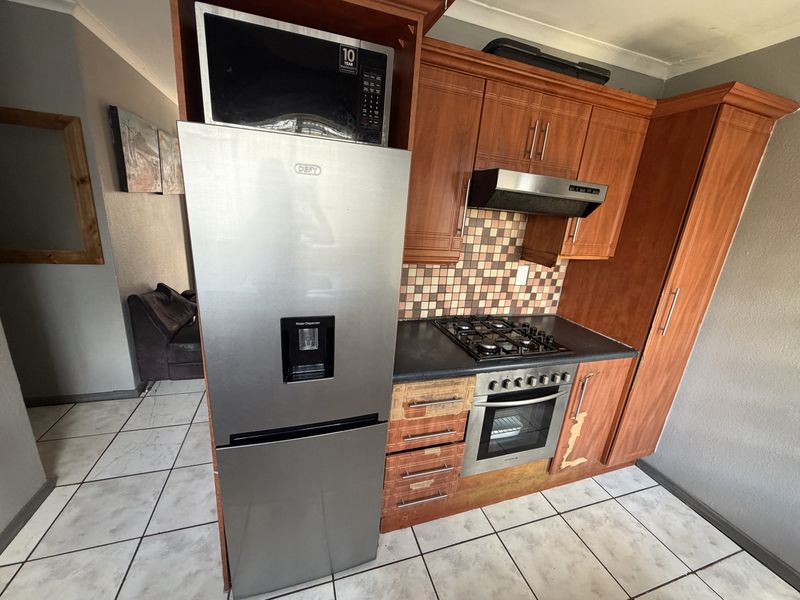 Charming 3-Bedroom Home in Makhado Park, Louis Trichardt. - Photo 8