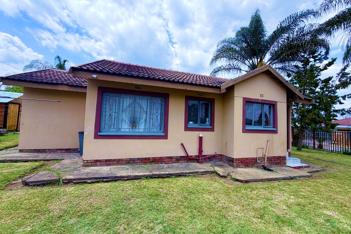Charming 3-Bedroom Home in Makhado Park, Louis Trichardt. - Photo 2
