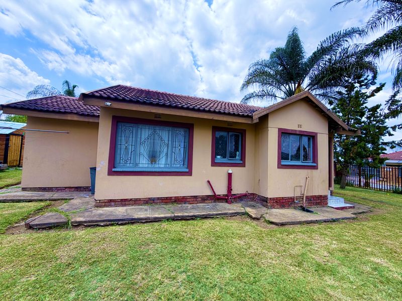 Charming 3-Bedroom Home in Makhado Park, Louis Trichardt. - Photo 2