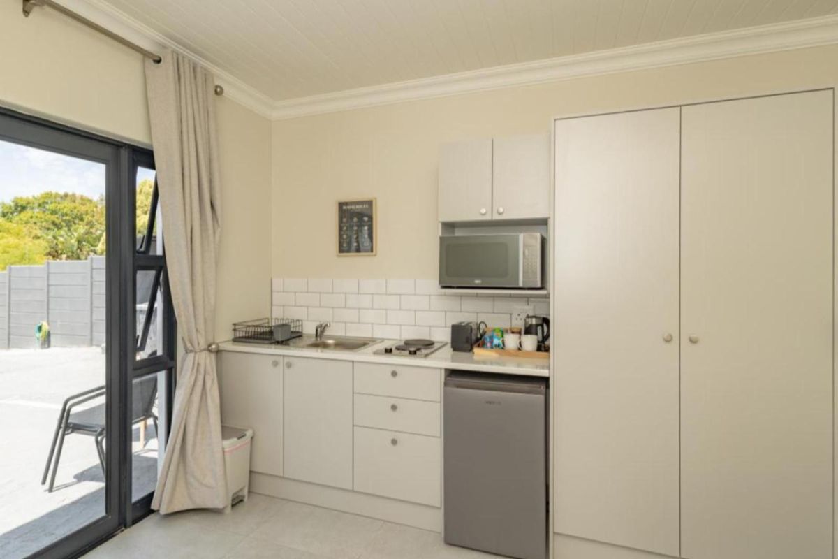 Fully Furnished Student Unit To Rent – Close to UWC - Photo 3