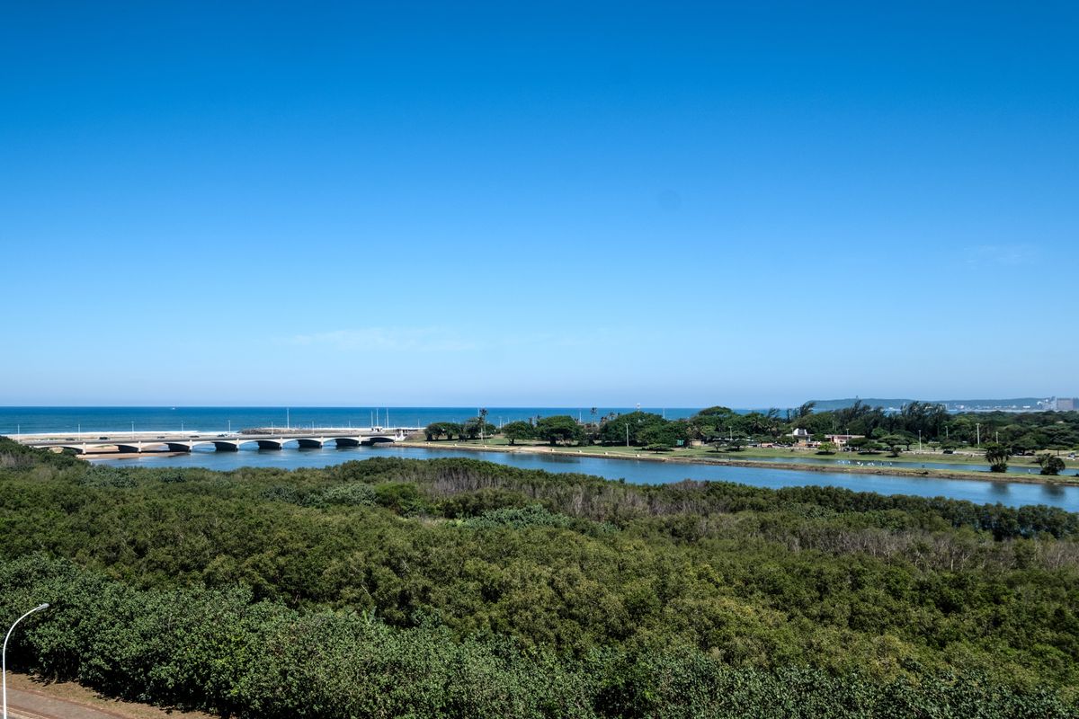 Luxury penthouse with sweeping river & sea views - Photo 3