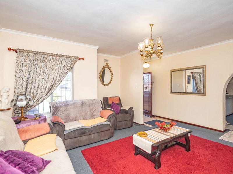 Well-Maintained Free-Standing 3-Bedroom Home in Arauna - Photo 4