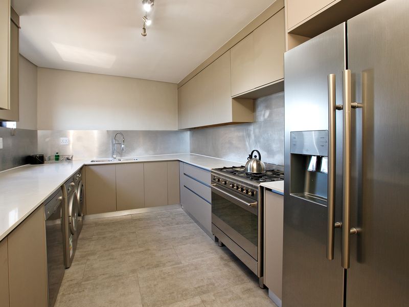 Beachfront Penthouse | Bloubergstrand - Photo 10