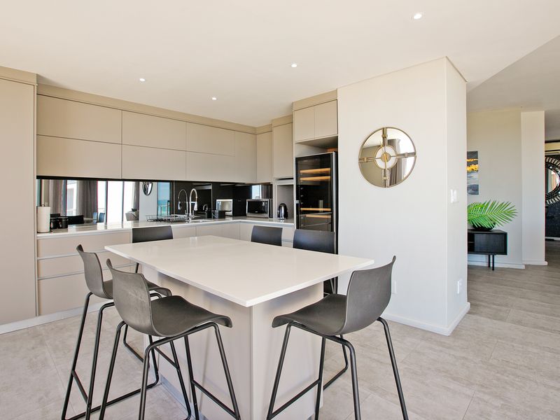 Beachfront Penthouse | Bloubergstrand - Photo 9