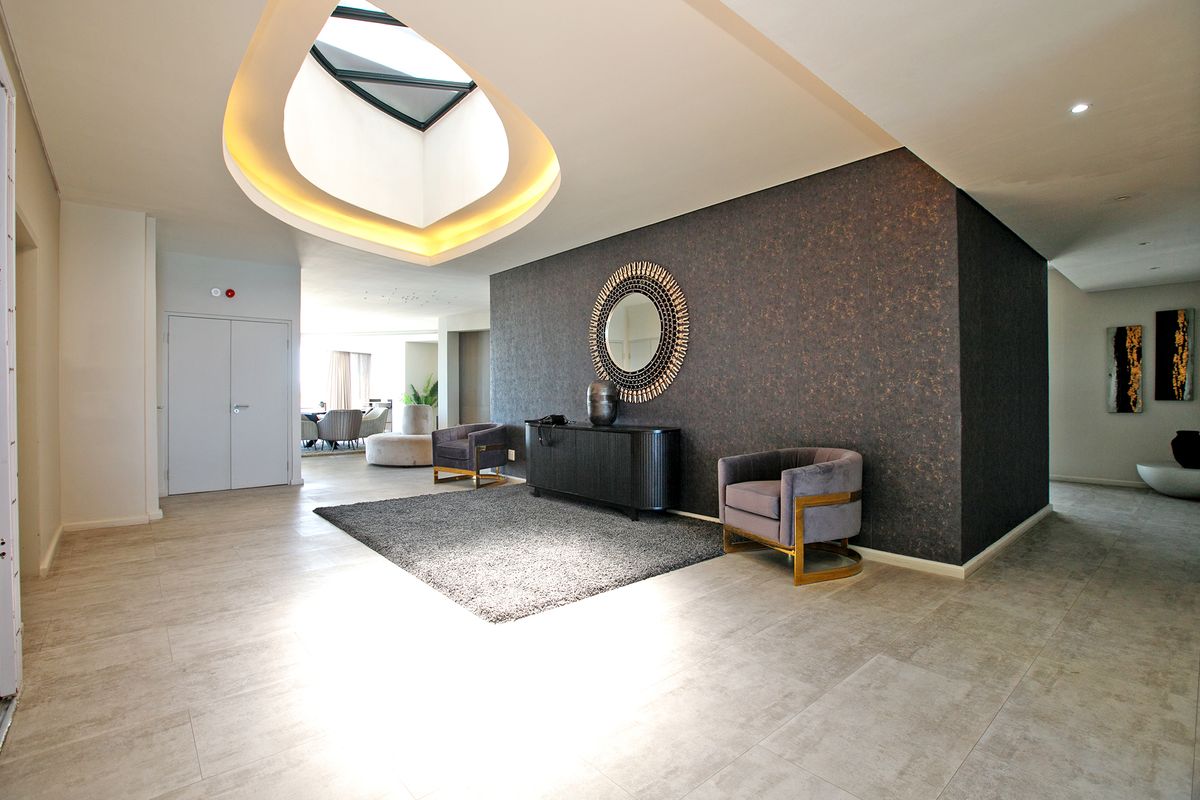 Beachfront Penthouse | Bloubergstrand - Photo 2