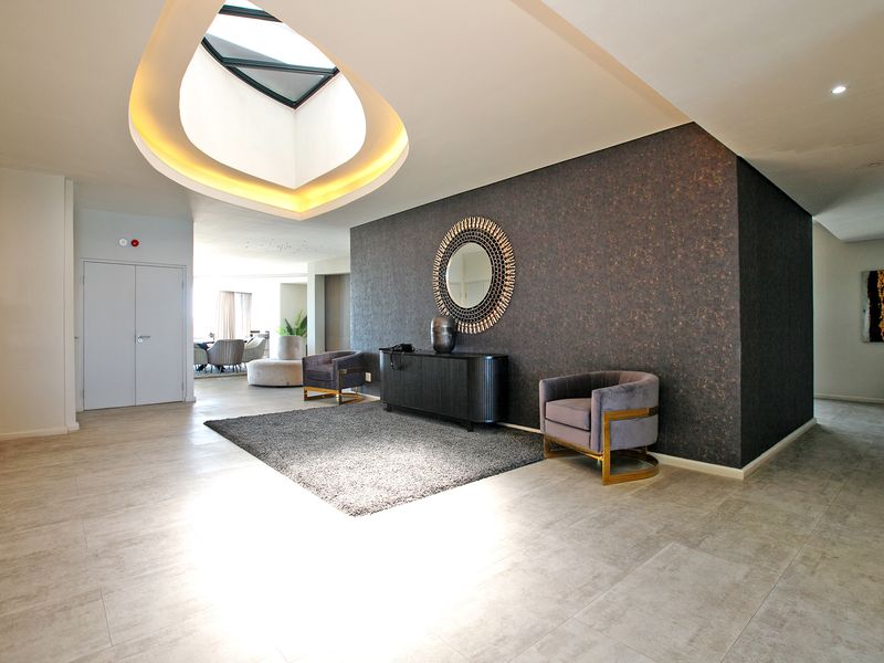 Beachfront Penthouse | Bloubergstrand - Photo 2