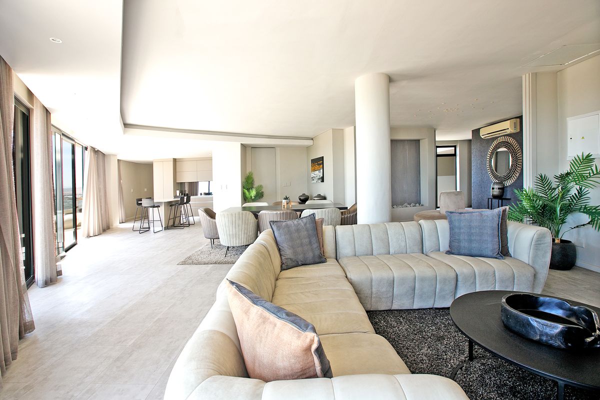 Beachfront Penthouse | Bloubergstrand - Photo 4