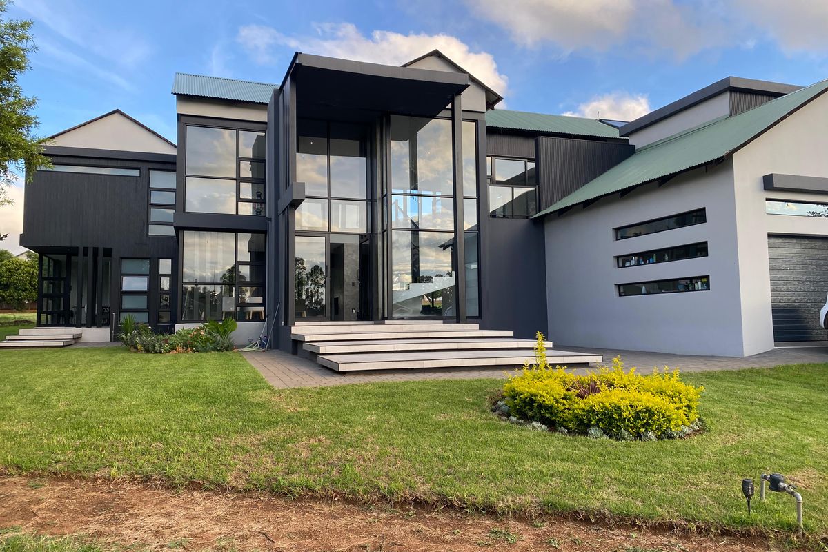 Modern Luxury Redefined – 5 En-Suite Bedrooms in an Exclusive Lifestyle Estate - Photo 2