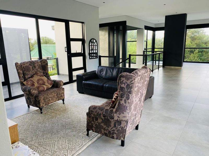 Modern Luxury Redefined – 5 En-Suite Bedrooms in an Exclusive Lifestyle Estate - Photo 10