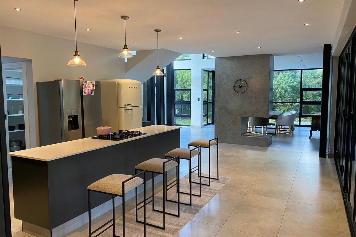 Modern Luxury Redefined – 5 En-Suite Bedrooms in an Exclusive Lifestyle Estate - Photo 5