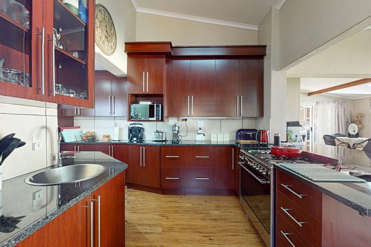 Low Maintenance Immaculate 4-bedroom home for sale in quiet suburb—perfect for family living - Photo 5