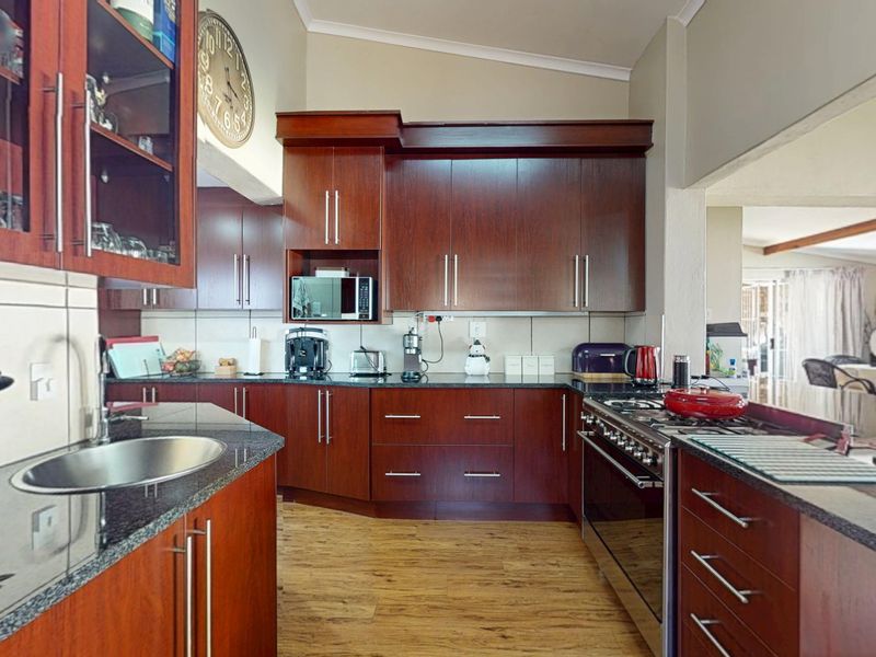 Low Maintenance Immaculate 4-bedroom home for sale in quiet suburb—perfect for family living - Photo 5