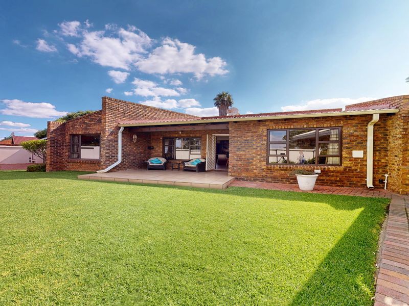 Low Maintenance Immaculate 4-bedroom home for sale in quiet suburb—perfect for family living - Photo 2