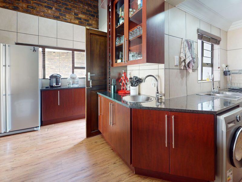 Low Maintenance Immaculate 4-bedroom home for sale in quiet suburb—perfect for family living - Photo 8