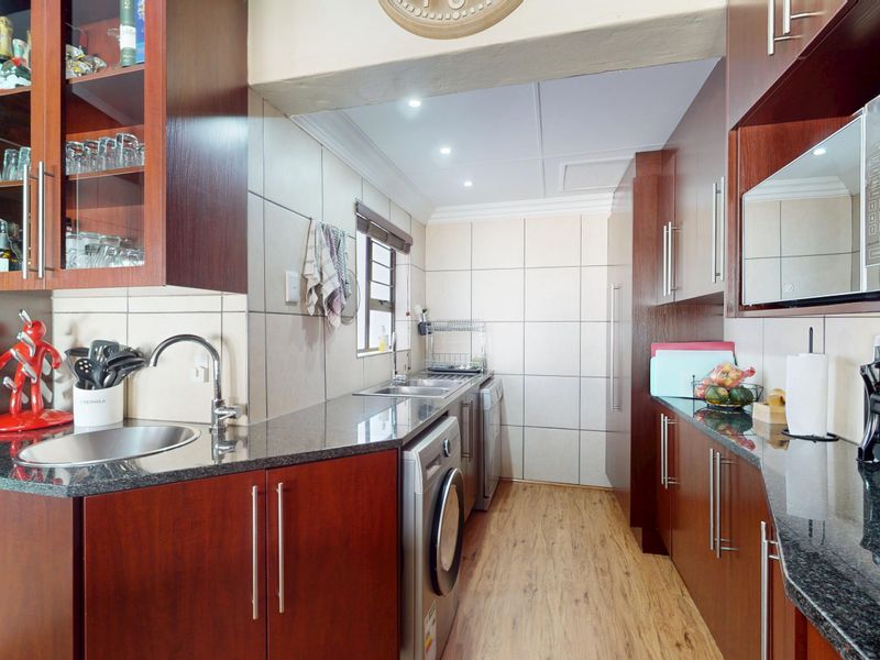 Low Maintenance Immaculate 4-bedroom home for sale in quiet suburb—perfect for family living - Photo 7