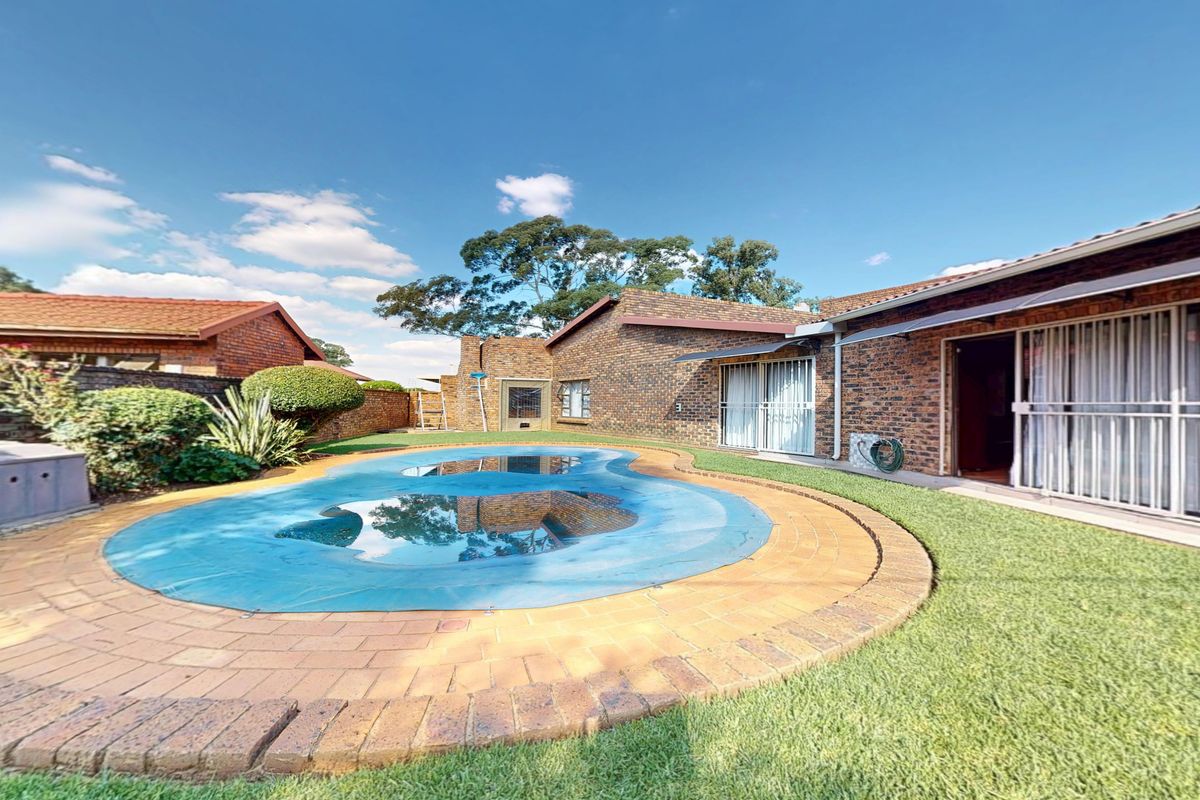 Low Maintenance Immaculate 4-bedroom home for sale in quiet suburb—perfect for family living - Photo 4