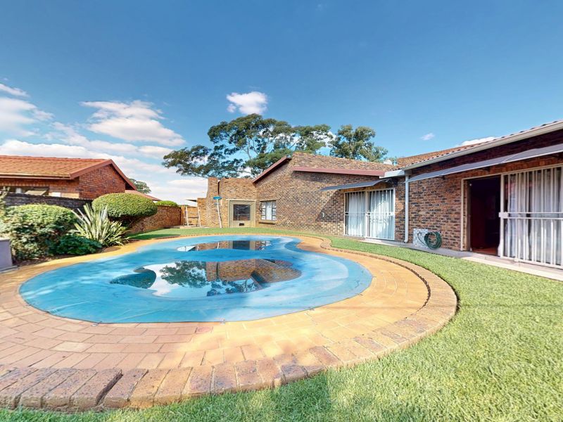 Low Maintenance Immaculate 4-bedroom home for sale in quiet suburb—perfect for family living - Photo 4