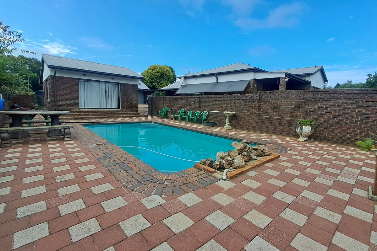 Dual Living | Flats | Rental Income | Pool | Large Family Home with Teen Pad Potential - Photo 3