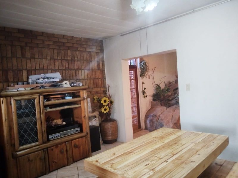 **Discover Your Dream Home in Elandsrand, Brits: A Stunning 4-Bedroom Freehold Awaits!** - Photo 9