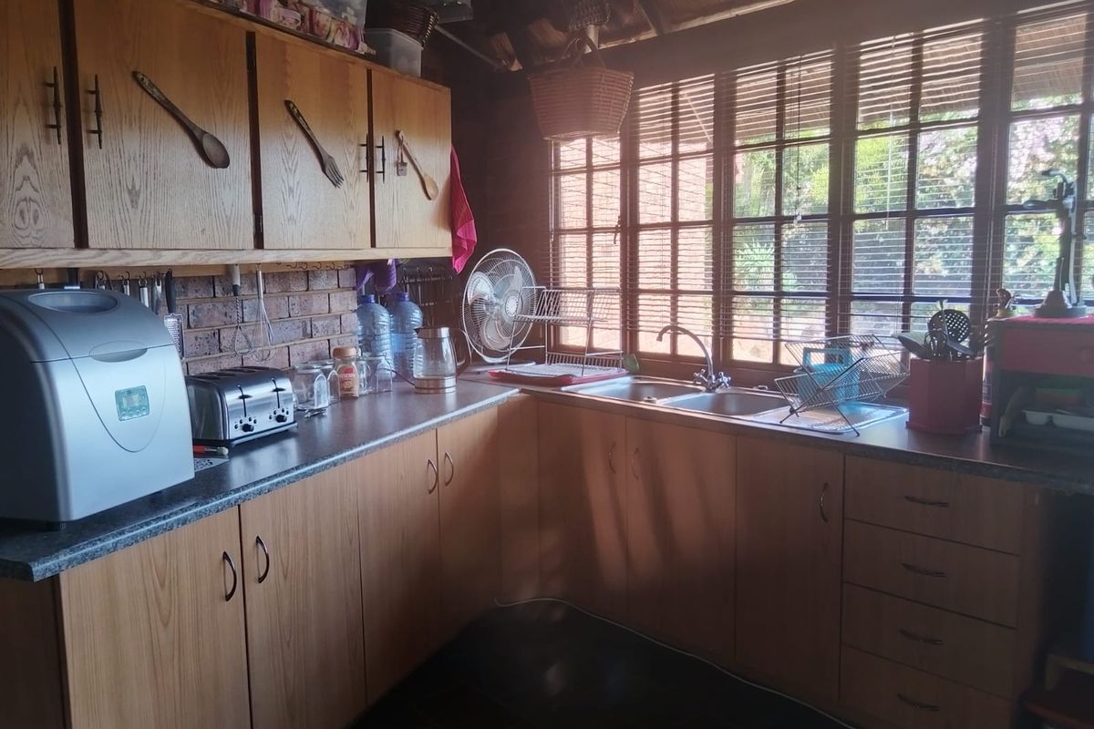 **Discover Your Dream Home in Elandsrand, Brits: A Stunning 4-Bedroom Freehold Awaits!** - Photo 5