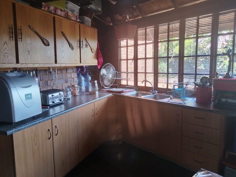 **Discover Your Dream Home in Elandsrand, Brits: A Stunning 4-Bedroom Freehold Awaits!** - Photo 5