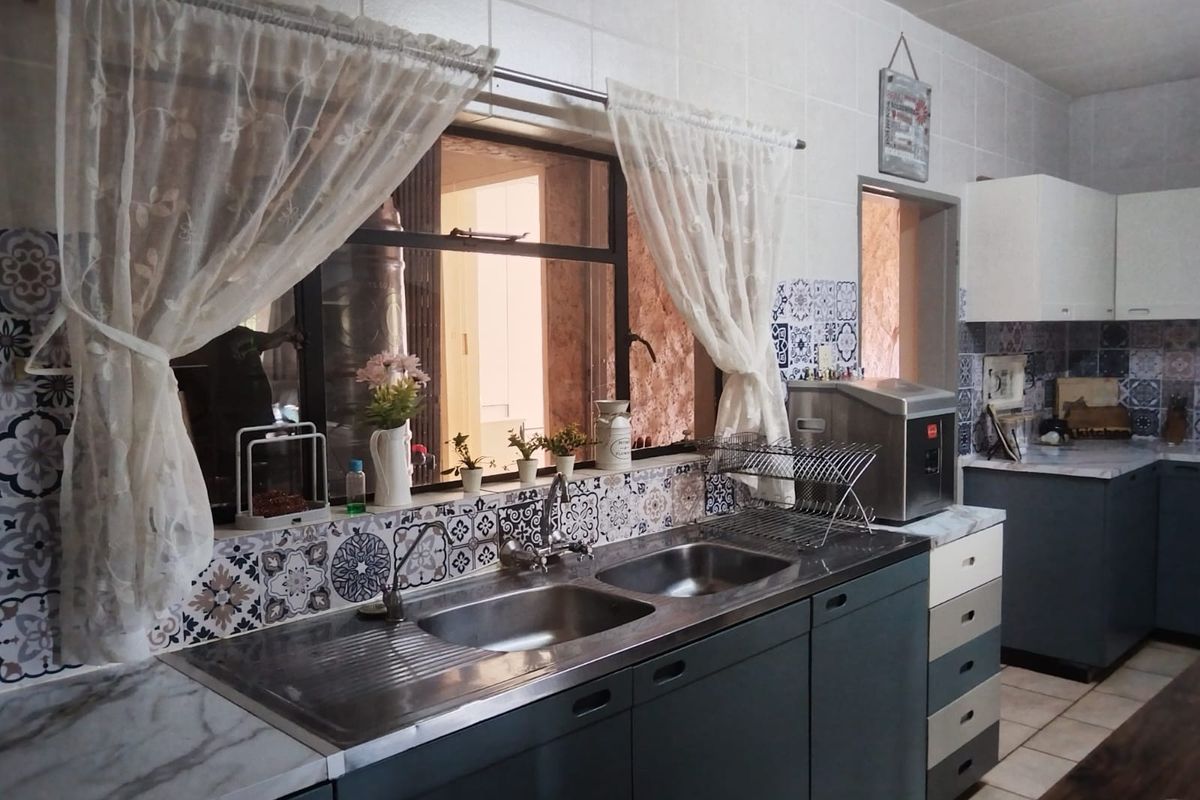 **Discover Your Dream Home in Elandsrand, Brits: A Stunning 4-Bedroom Freehold Awaits!** - Photo 4